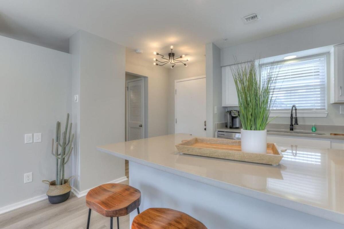 Walk To Broadway Riverfront Condo With Pool Nashville Esterno foto